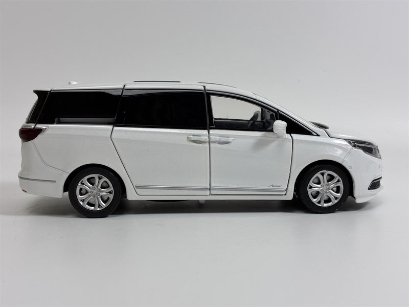 Buick GL8 LHD Light & Sounds White 1:32 Scale Tayumo 32601510