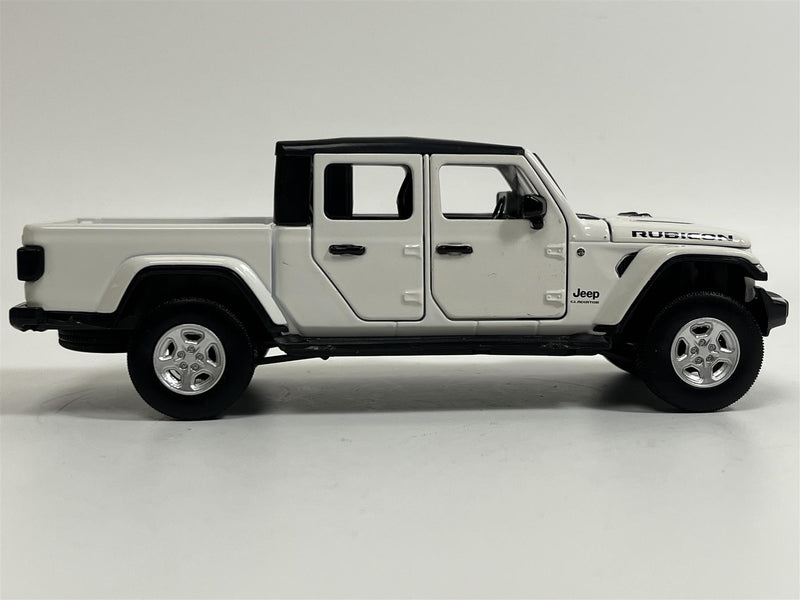 Jeep Grand Cherokee White LHD Light and Sound 1:32 Scale Tayumo 32170011