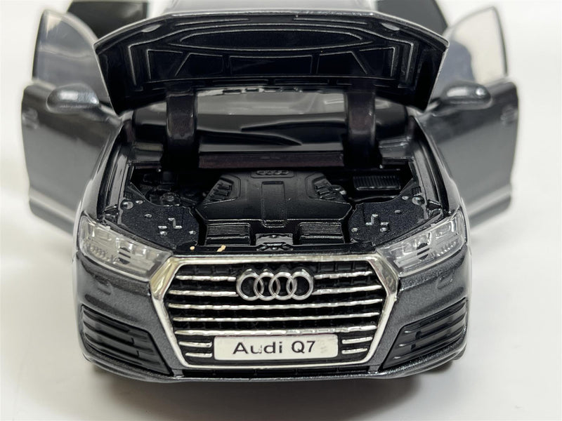 Audi Q7 Grey LHD Light and Sound 1:32 Scale Tayumo 32140028