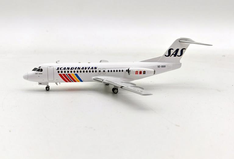 Scandinavian Airlines SAS Fokker F-28-4000 Fellowship SE-DGO 1:200 IFF28SK0720