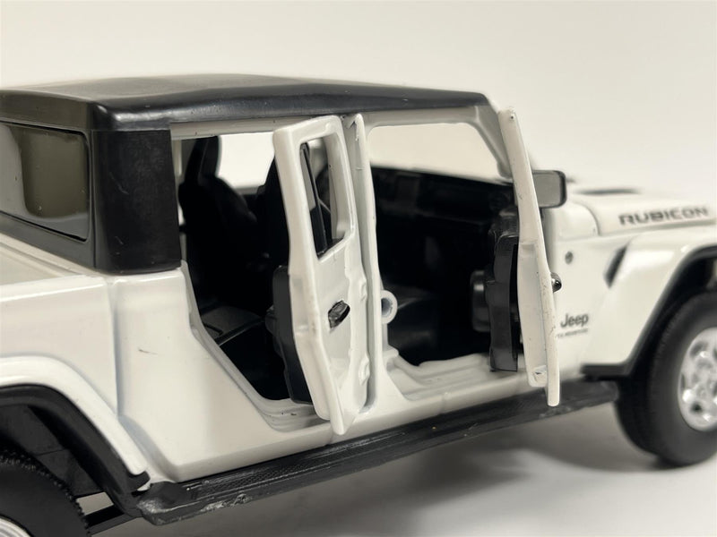 Jeep Grand Cherokee White LHD Light and Sound 1:32 Scale Tayumo 32170011