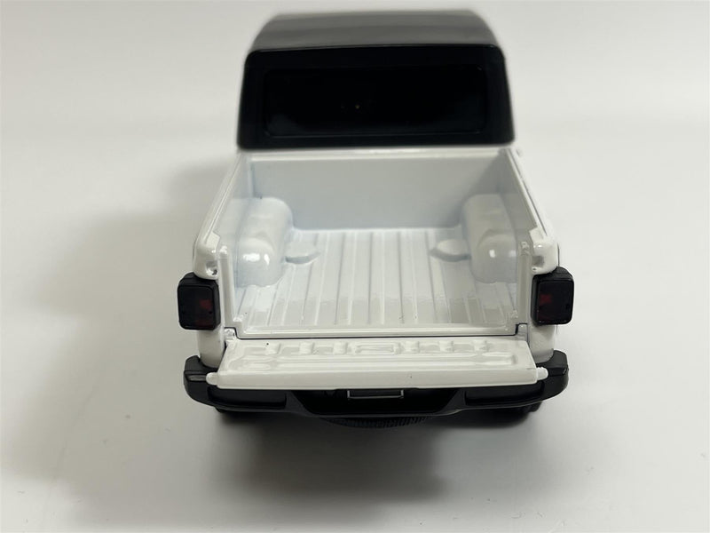 Jeep Grand Cherokee White LHD Light and Sound 1:32 Scale Tayumo 32170011