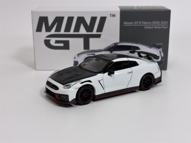 Nissan GT-R Nismo R35 2024 Brilliant White Pearl RHD 1:64 Mini GT MGT01045R