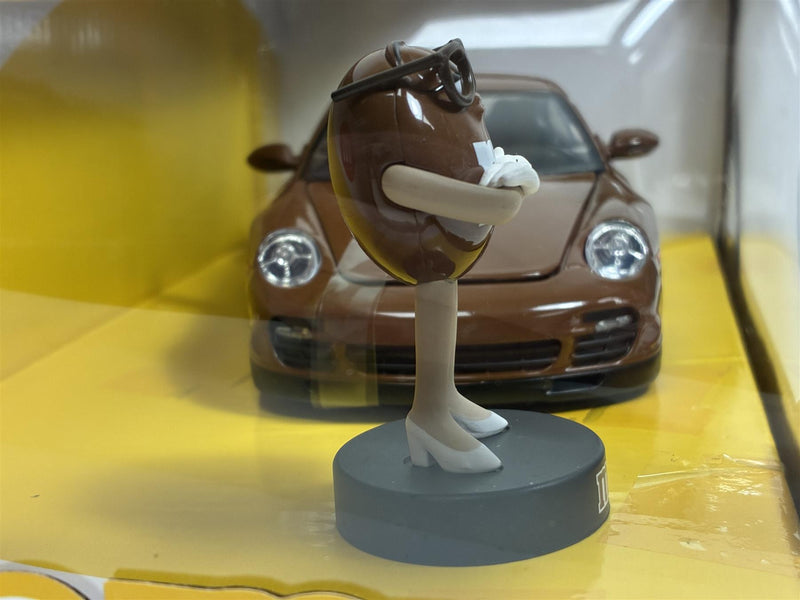 M&Ms Brown Figure and Porsche 911 Turbo 1:24 Scale Jada 34624