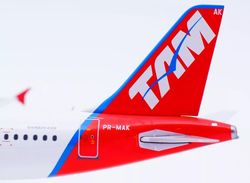 Tam Airbus A320-232 PR-MAK With Stand 1:200 Scale Retro Models RM32202