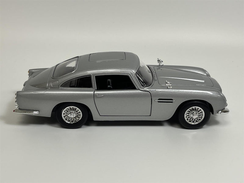 James Bond 007 Goldfinger Aston Martin DB5 Grey Metallic 1:24 Scale Motor Max 79857