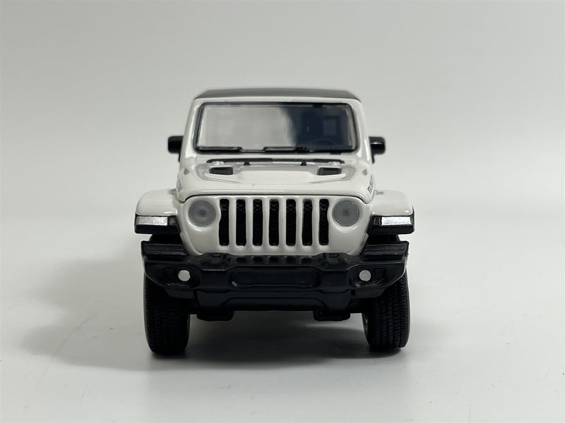 Jeep Grand Cherokee White LHD Light and Sound 1:32 Scale Tayumo 32170011