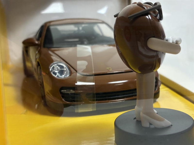 M&Ms Brown Figure and Porsche 911 Turbo 1:24 Scale Jada 34624