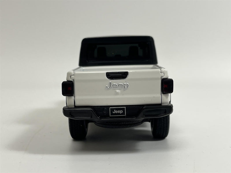 Jeep Grand Cherokee White LHD Light and Sound 1:32 Scale Tayumo 32170011