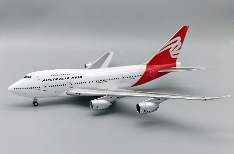 Qantas Boeing 747SP-38 VH-EAB With Stand 1:200 Inflight200 IF747SPQF1124R