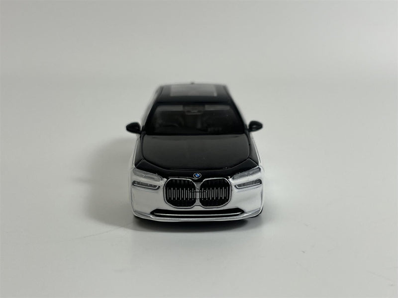 BMW i7 xDrive60 Alpine White Black Sapphire LHD 1:64 Mini GT MGT00959L