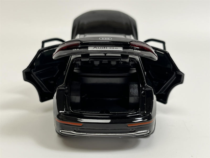 Audi Q5 Black LHD Light and Sound 1:32 Scale Tayumo 32140022