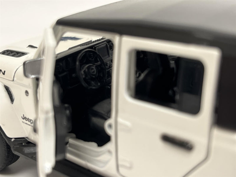 Jeep Grand Cherokee White LHD Light and Sound 1:32 Scale Tayumo 32170011