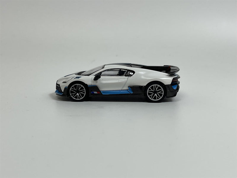 Bugatti Divo White LHD 1:64 Scale Mini GT MGT00661L