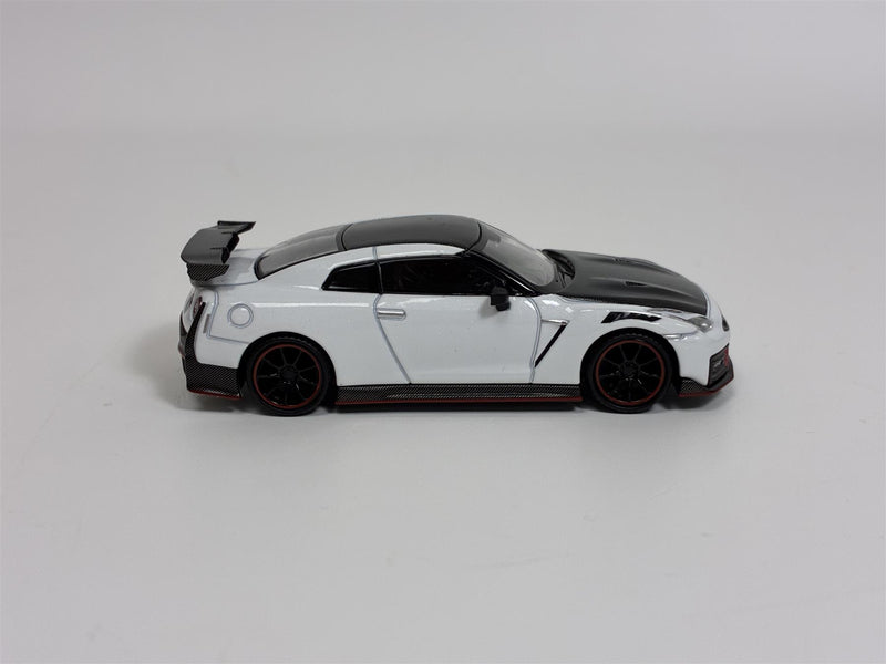 Nissan GT-R Nismo R35 2024 Brilliant White Pearl RHD 1:64 Mini GT MGT01045R