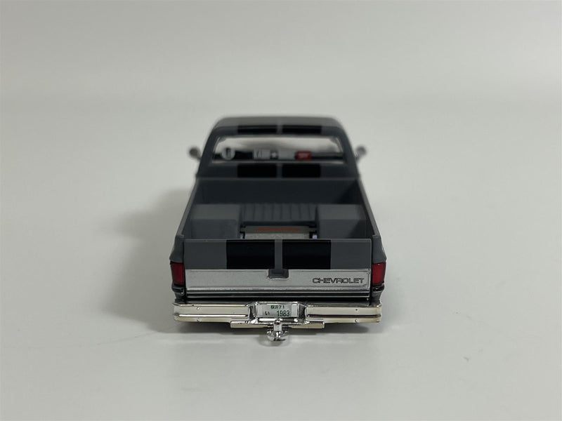 Chevrolet Silverado Kaido V2 1:64 Mini GT KHMG160