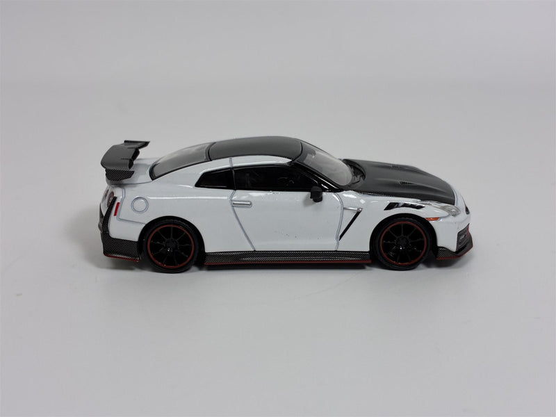 Nissan GT-R Nismo R35 2024 Brilliant White Pearl LHD 1:64 Mini GT MGT01045L