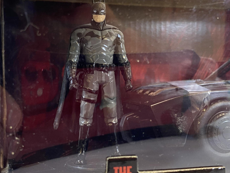 the batman figure and batmobile 1:24 scale jada 253215010