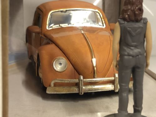 transformers bumblebee vw beetle with charlie figure 1:24 scale jada 30114