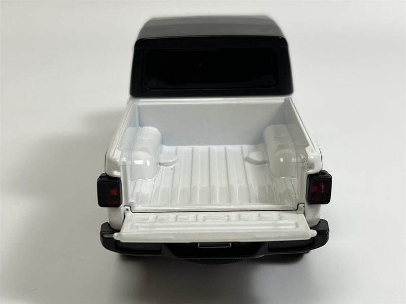 Jeep Gladiator White LHD 1:32 Scale Light & Sound Tayumo 32130002