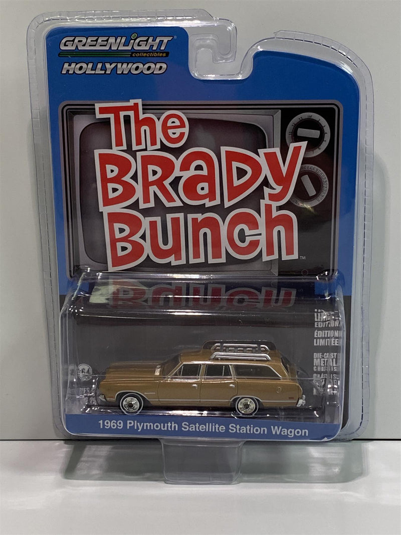 the brady bunch 1969 plymouth satellite station wagon 1:64 greenlight 44890b
