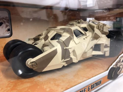 the dark knight batmobile camouflage version with batman 1:24 jada 98543