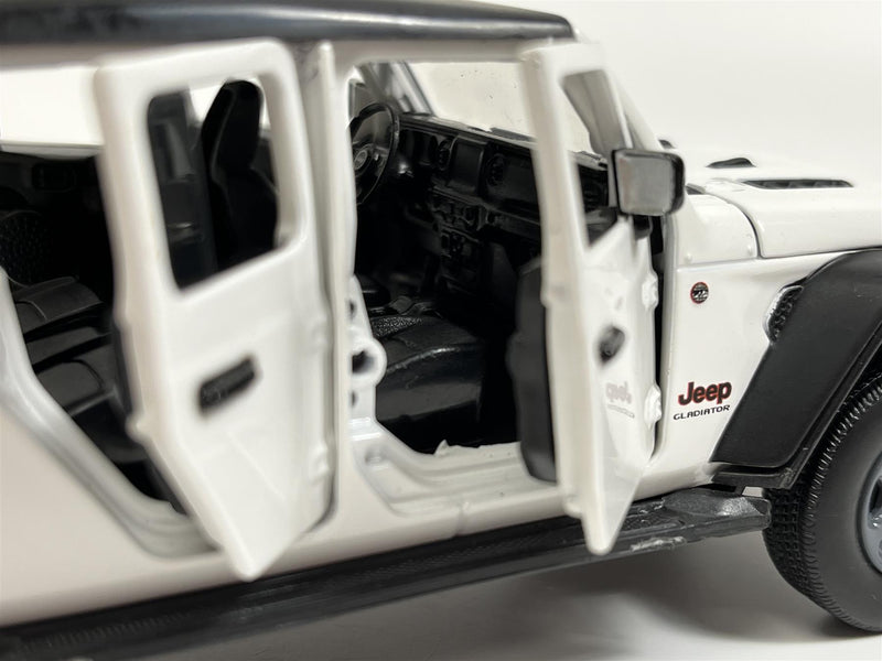 Jeep Gladiator White LHD 1:32 Scale Light & Sound Tayumo 32170026