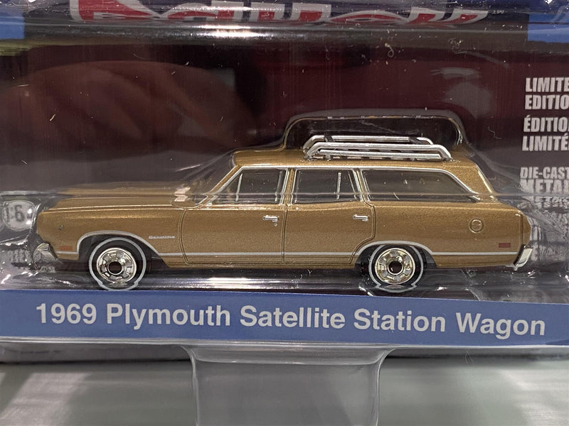 the brady bunch 1969 plymouth satellite station wagon 1:64 greenlight 44890b