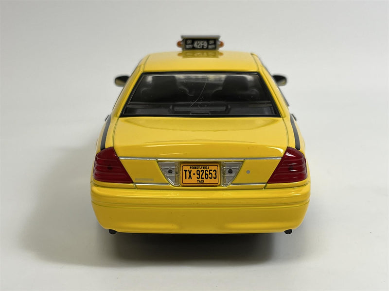 CREED 1999 Ford Crown Victoria Philly Taxi 1:24 Scale Greenlight 84173