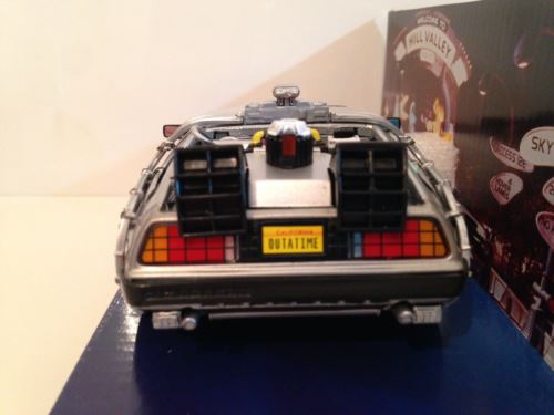 back to the future 2 delorean 1:24 scale welly 22441w new